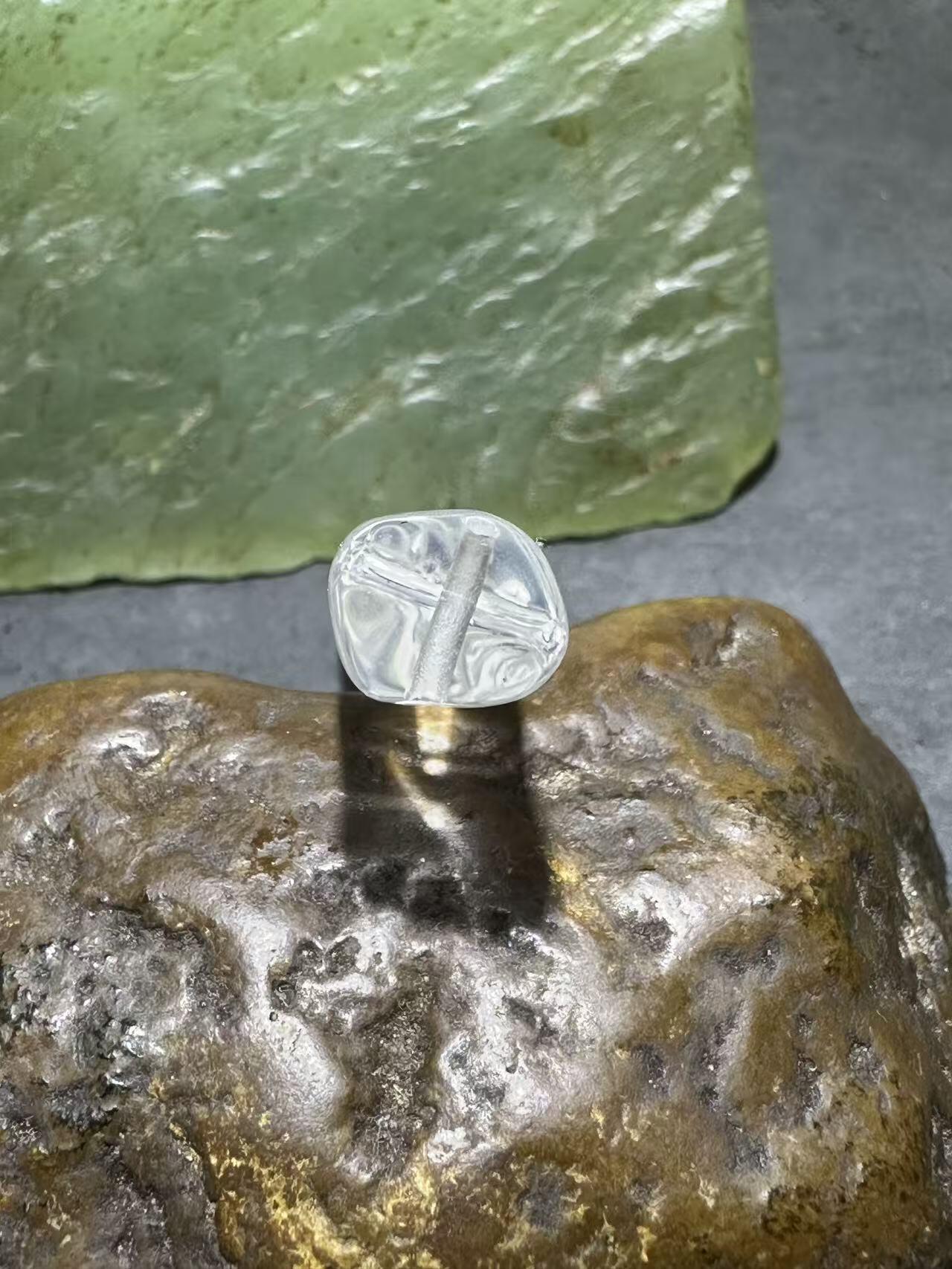 精美白水晶雕刻文昌笔一支！。