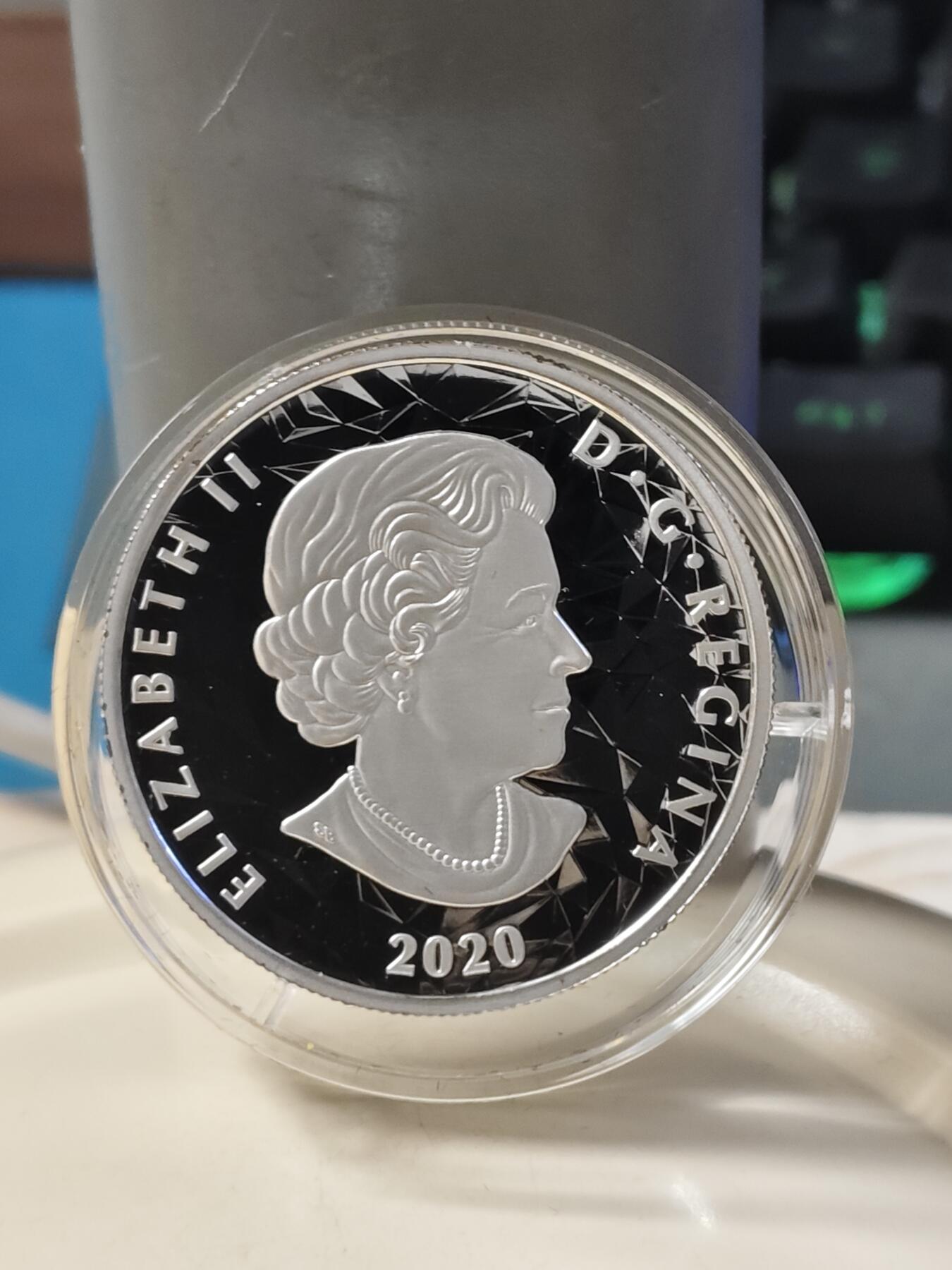 第180期拍卖【长期征集拍品】【北京币展专场】 加拿大2020年多边立体高浮雕动物系列猞猁1盎司纪念银币，9999银，发行2500枚，女王面G字母下面有点擦伤，边齿氧化