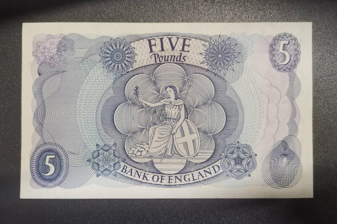 《艾美收藏》第218期-11.2周日外币荟萃 英国C序列5镑AU 零星微黄荧光下有反应