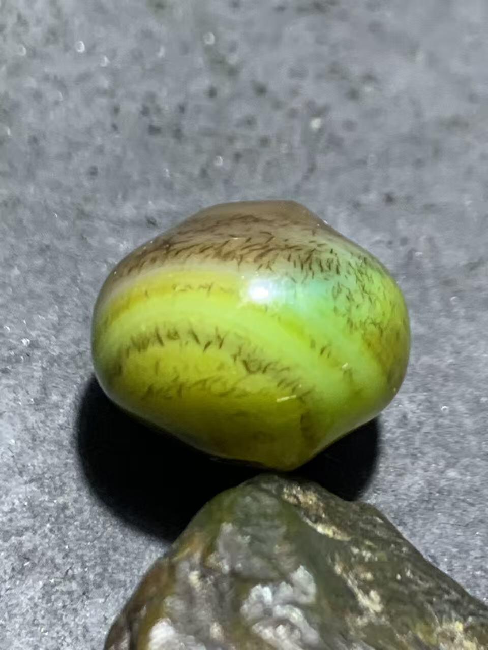 精美高玉化缠丝玛瑙随形碟珠一颗