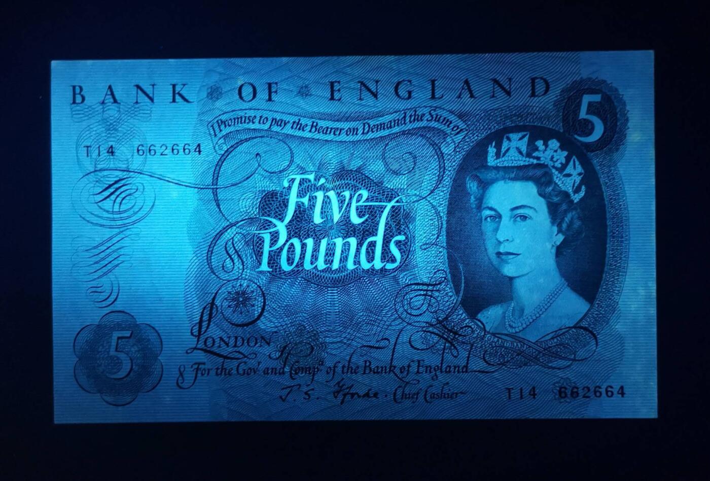 《艾美收藏》第218期-11.2周日外币荟萃 英国C序列5镑AU 零星微黄荧光下有反应