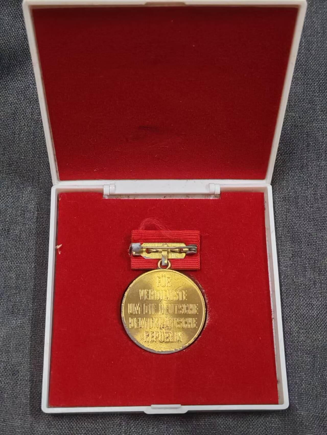 罗岚⭐爱藏⭐精品专拍第七场-分享拍场赚佣（周六有群拍，详细看简介） 民主德国建国五十年奖章带原盒 极品