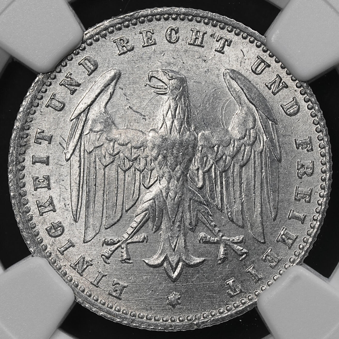 修遠堂世界钱币第九十一期 NGC评级 1923年魏玛政府200，500马克铝币两枚