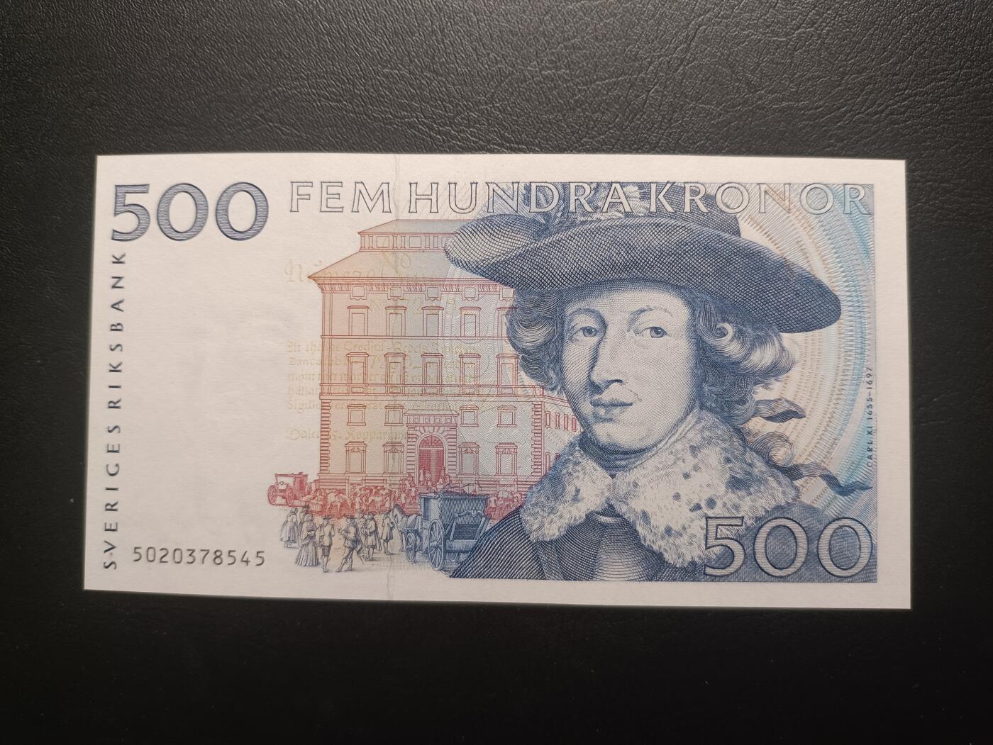 2025十一月第一期，总199期 瑞典1985年500克朗UNC-，卡尔十一世国王和数学家波尔赫姆，稀有的发行首年份蓝色版本，和后期常见的红色版本做区分，也就是瑞典经典品种之一的“蓝卡尔”