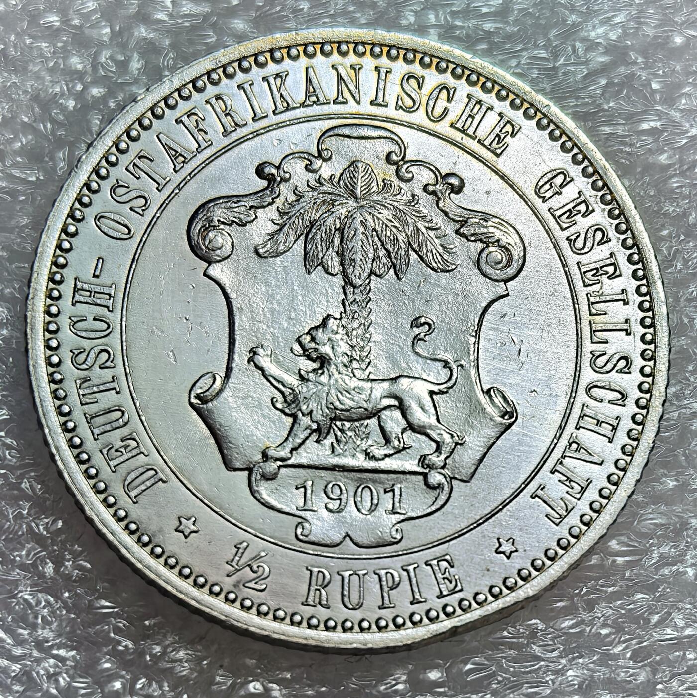 埃及、德属东非、匈牙利、葡萄牙、沙俄古银币古铜币，周五晚上九点倒数截拍，满百包邮，可寄存半年，喜欢朋友微信扫描二维码可直接参拍 德属东非1901年1/2卢比银币齿边有验银锉痕km4