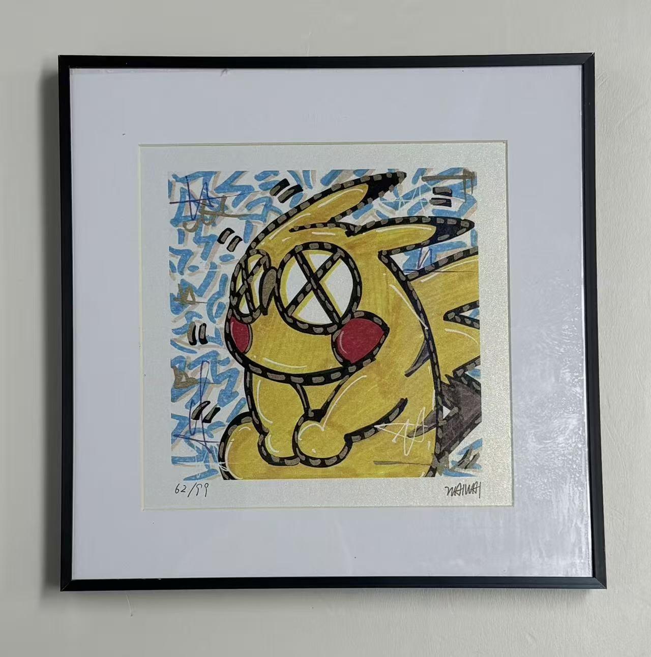 零元拍：歪歪亲笔签名 OWSON 系列作品装饰画《皮卡丘》，已做装裱 合金相框尺寸25/25CM。因展品出展，镜框或亚克力可能有轻微划痕，介意勿拍