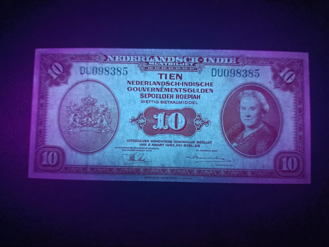 2025十一月第一期，总199期 荷属东印度（现印度尼西亚）1943版10盾UNC-，威廉明娜女王和海陆空军队，少见中高面值