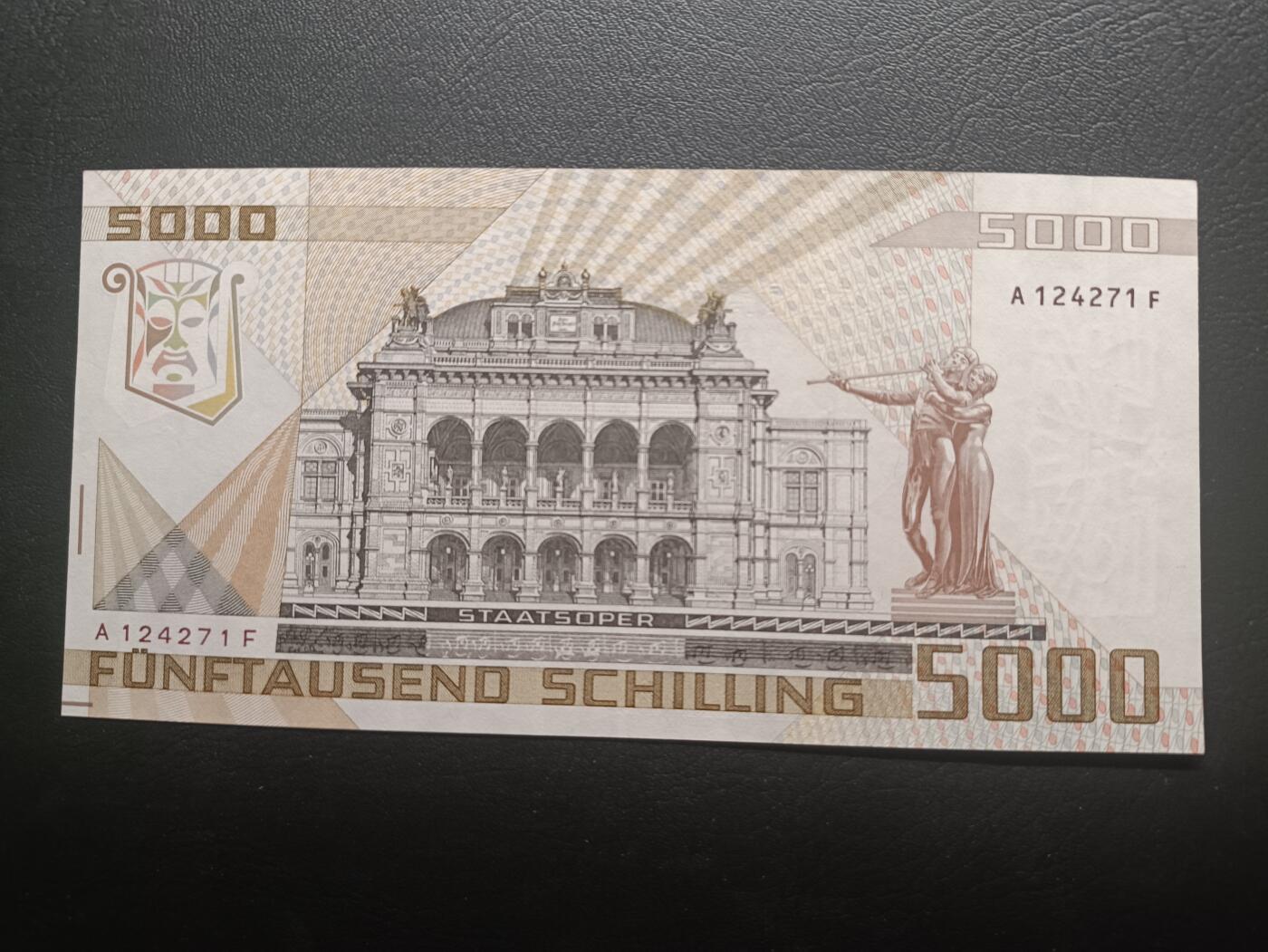 2025十一月第一期，总199期 奥地利1988版5000先令UNC-，作为经典的奥地利加入欧元区前倒数第二版本的最大面值被众多藏家关注，正面是著名音乐家莫扎特，而背面是奥地利国家歌剧院和经典的吹笛雕塑，整张钞票不仅是以艺术气息而出名，也因为其巨大的面值价值而被人追捧
