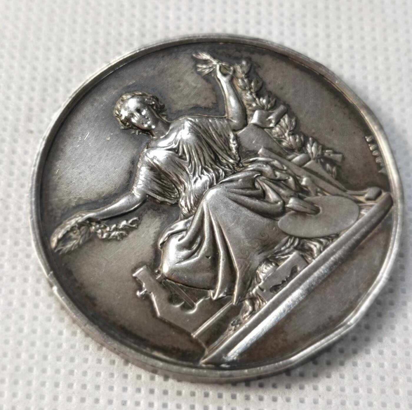 甄臻铺-世界币章拍卖（第37期），送拍享返佣金等优惠多多 法国1869年女神坐像银章 36.2克 950银