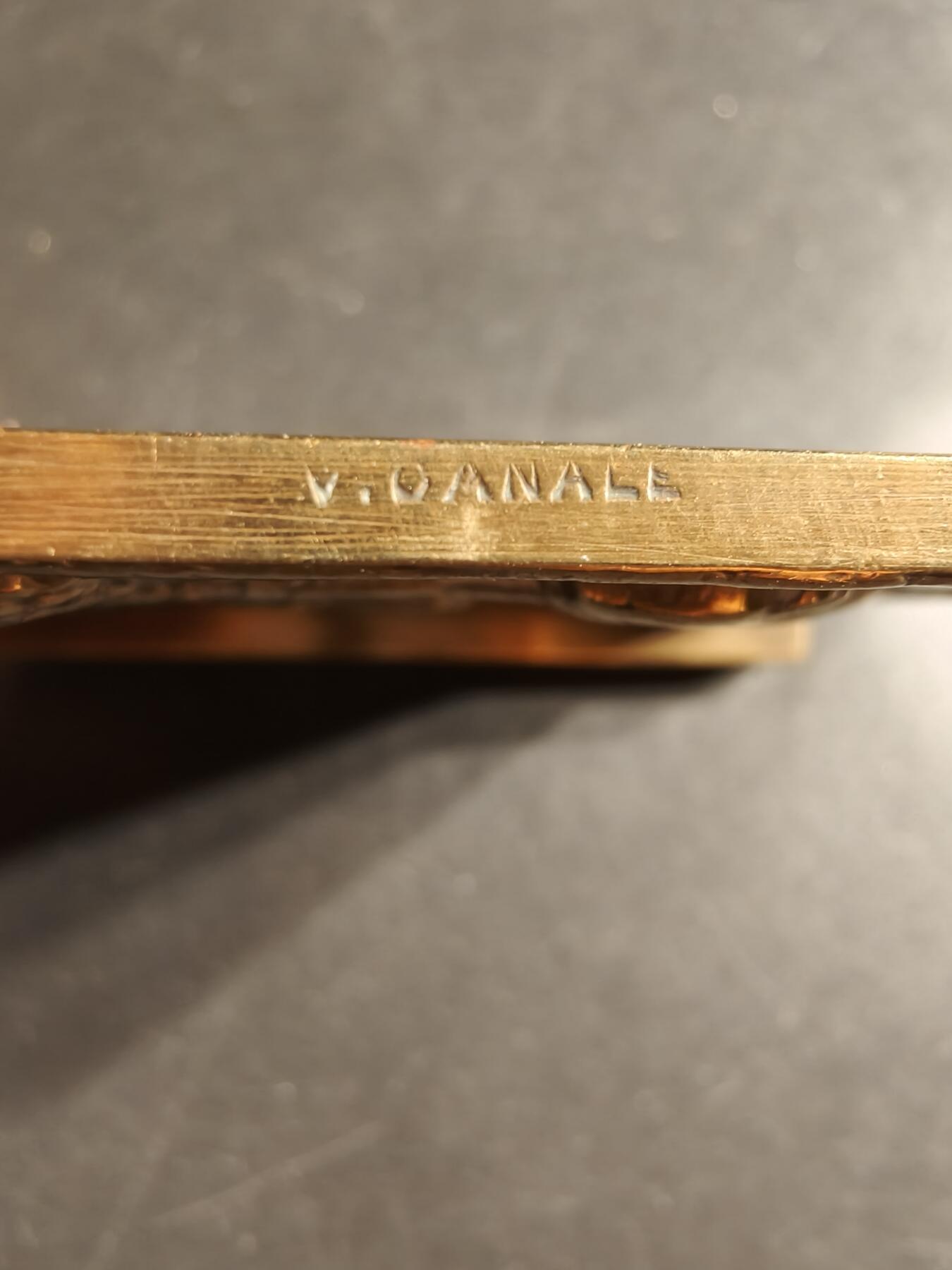 老王徽章第160期  法国国家抗结核防御委员会方形大铜章      高浮雕     尺寸：65×70mm.   重量196.3g 