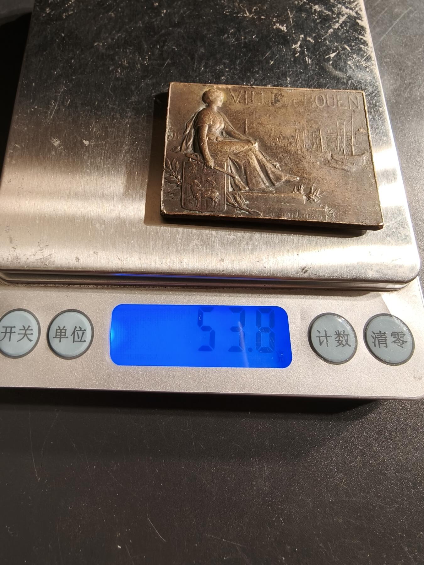 老王徽章第160期  法国鲁昂市方形大铜章     尺寸48×37mm.    重量53.8g