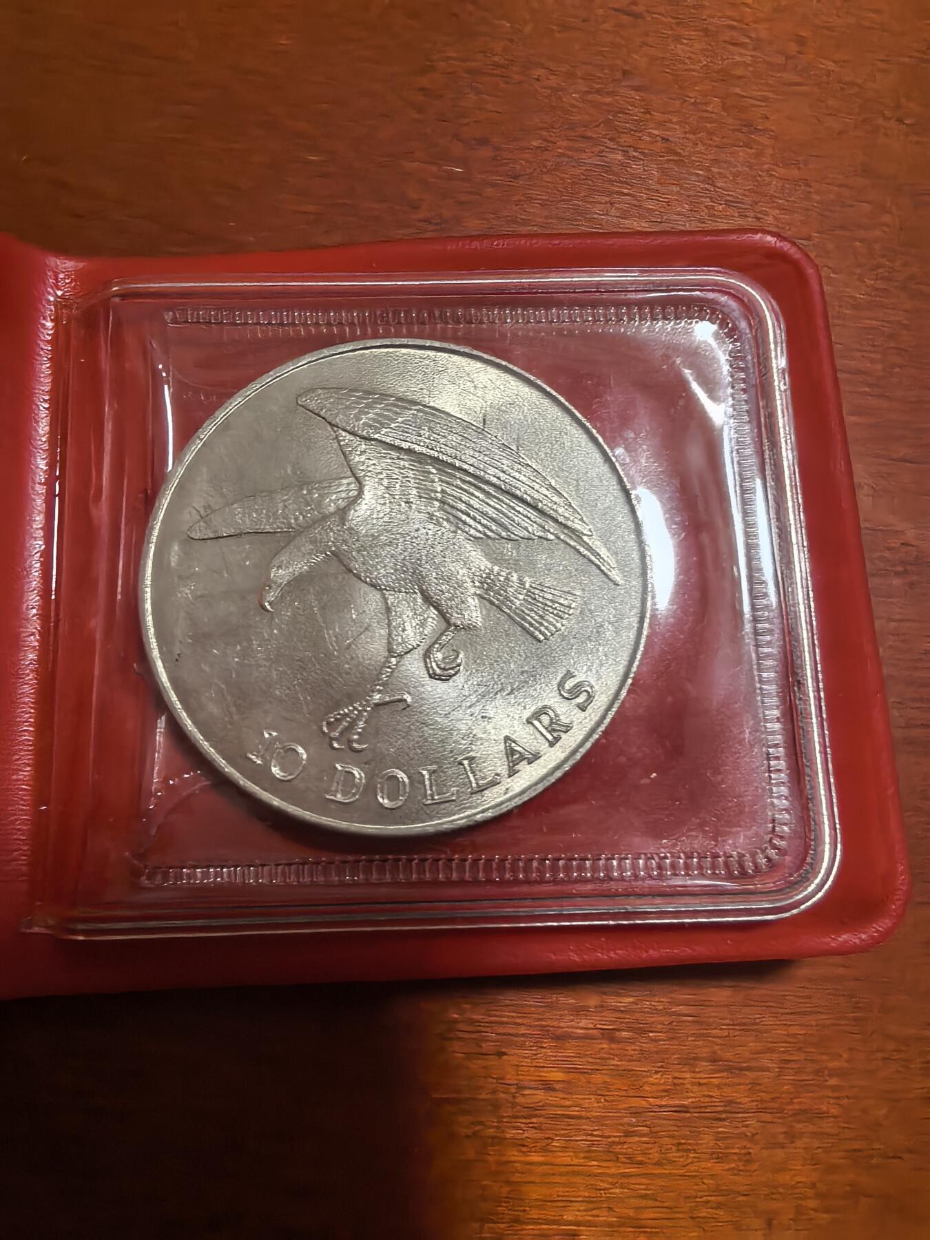 长老汇蛇年精选第六十九场拍卖 1973新加坡老鹰10元银币，1盎司900银，原装福字钱包