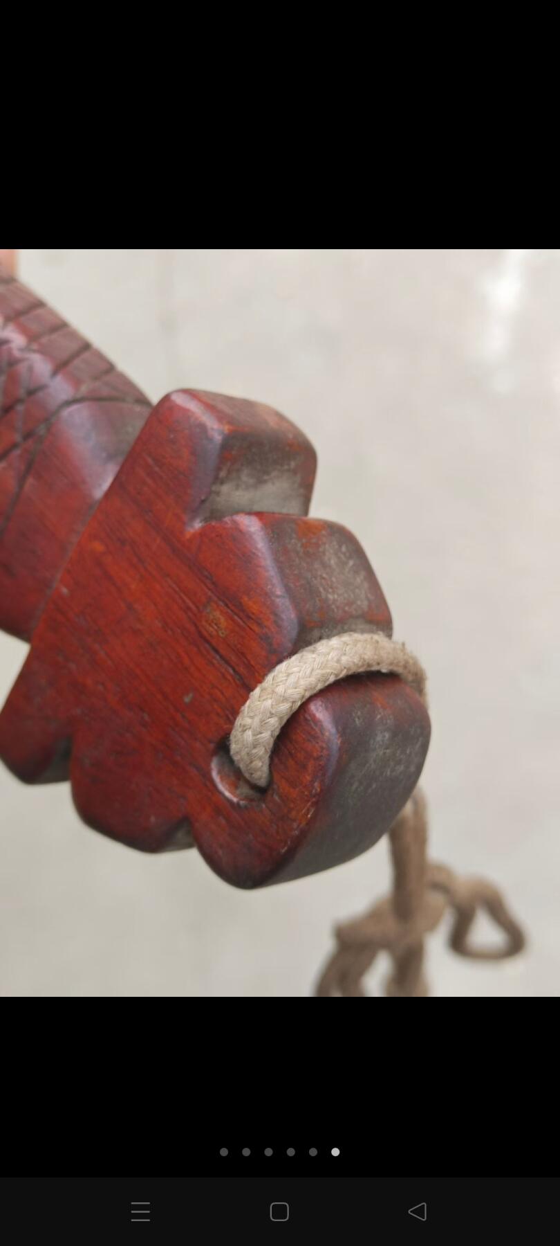 大几十年的镇宅宝剑，长102.5厘米，木质好，造型好，完整无损，保老保真。