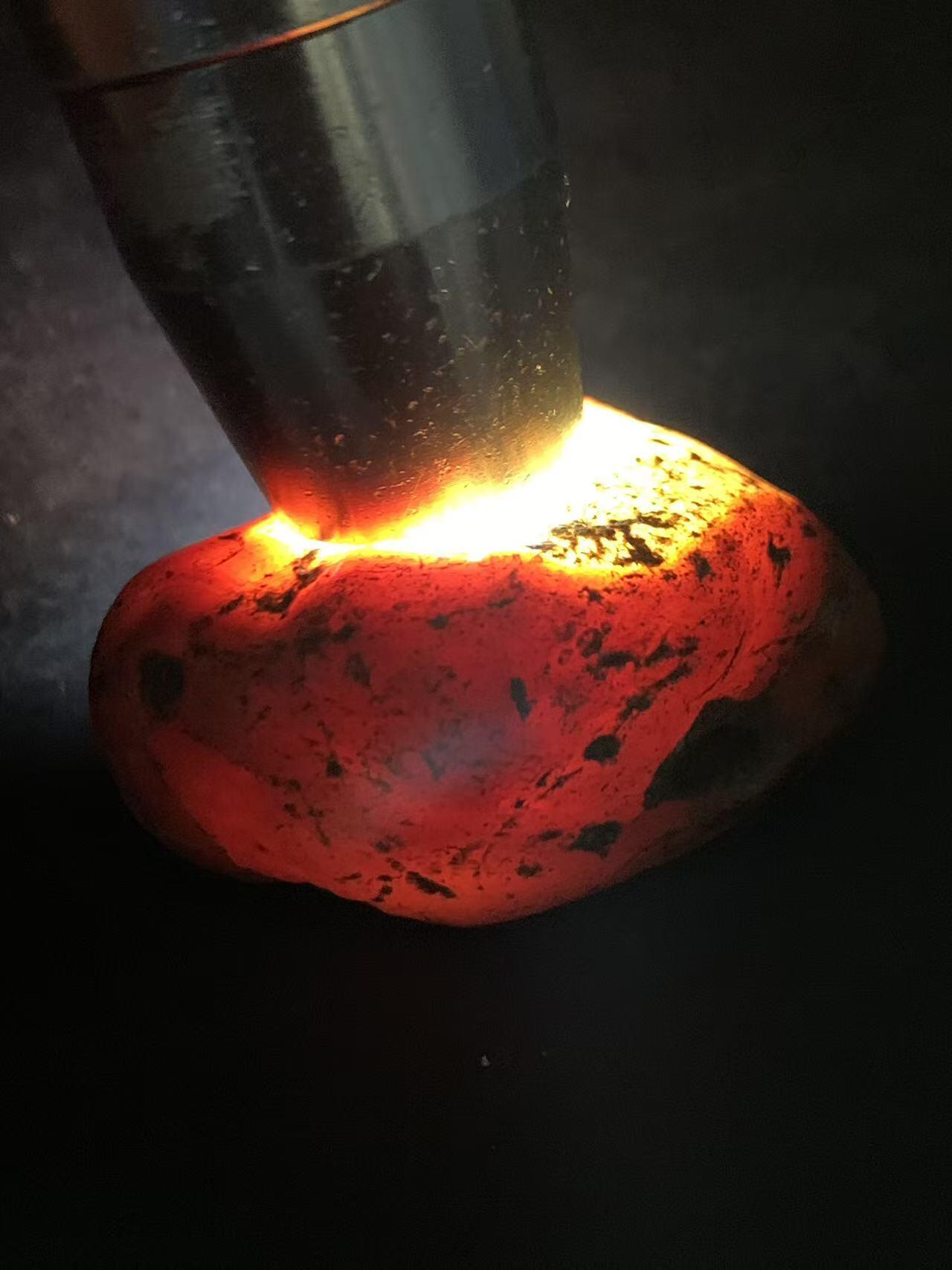 精美冰飘红皮柿子红开窗料南红玛瑙原石一颗，