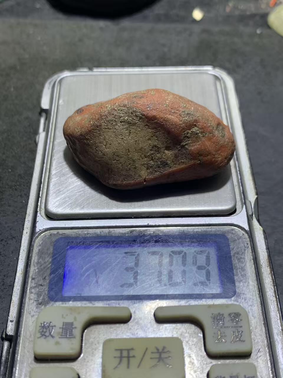 精美冰飘红皮柿子红开窗料南红玛瑙原石一颗，