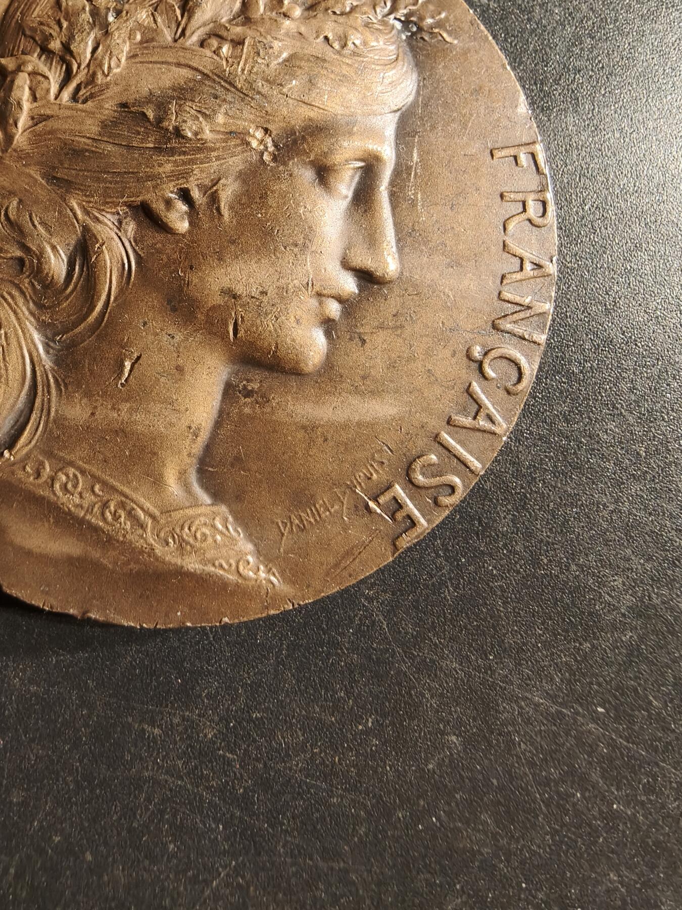 老王徽章第160期  法国市长协会成立50周年大铜章      花环玛丽安娜     大师丹尼尔杜普伊作品     直径50mm.    重量58.2g