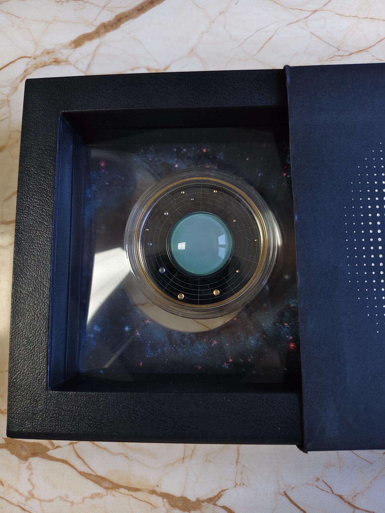 第180期拍卖【长期征集拍品】【北京币展专场】 喀麦隆2021年太阳系系列天王星钌化镀金彩印银币，有氧化，17.5克，999银，发行555枚