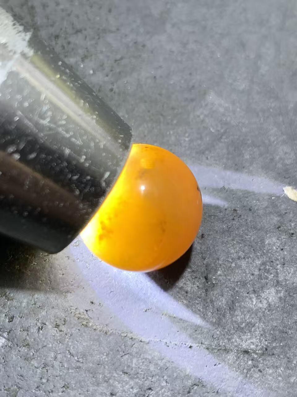 冻料草花纹战国红玛瑙通货随形圆珠一颗，