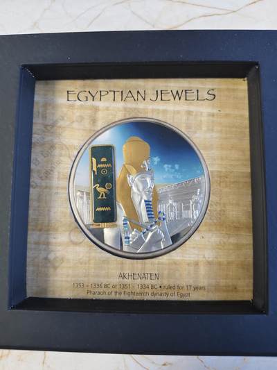 第180期拍卖【长期征集拍品】【北京币展专场】 - 斐济2013年宝藏系列阿肯纳顿法老镶鸡血石彩色2盎司银币，999银，发行量999枚,，