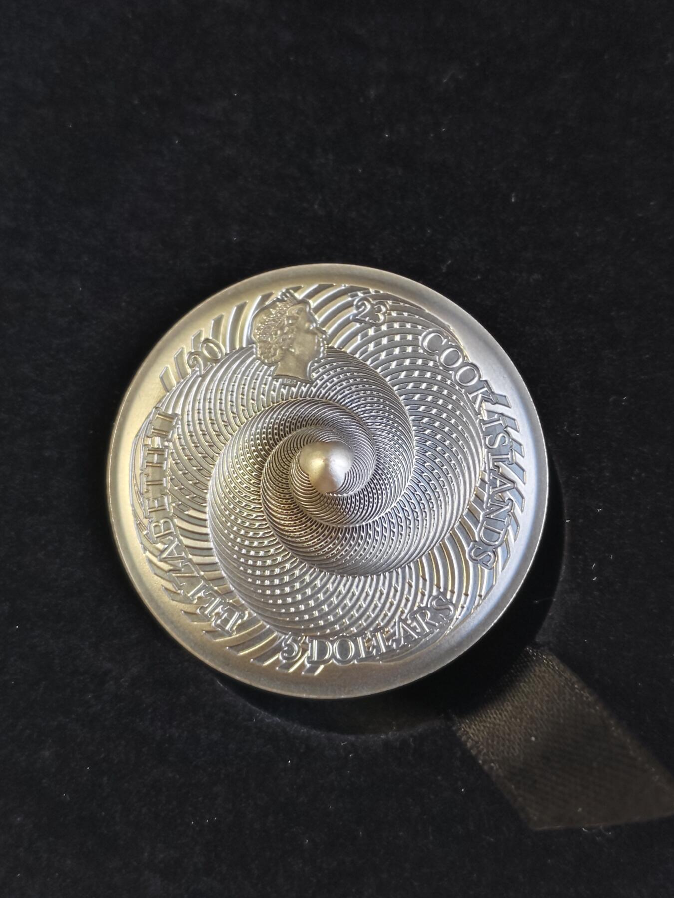 第180期拍卖【长期征集拍品】【北京币展专场】 库克2023年复制旋转陀螺1盎司3D立体仿古纪念银币，999银，发行999枚，盒子有裂痕