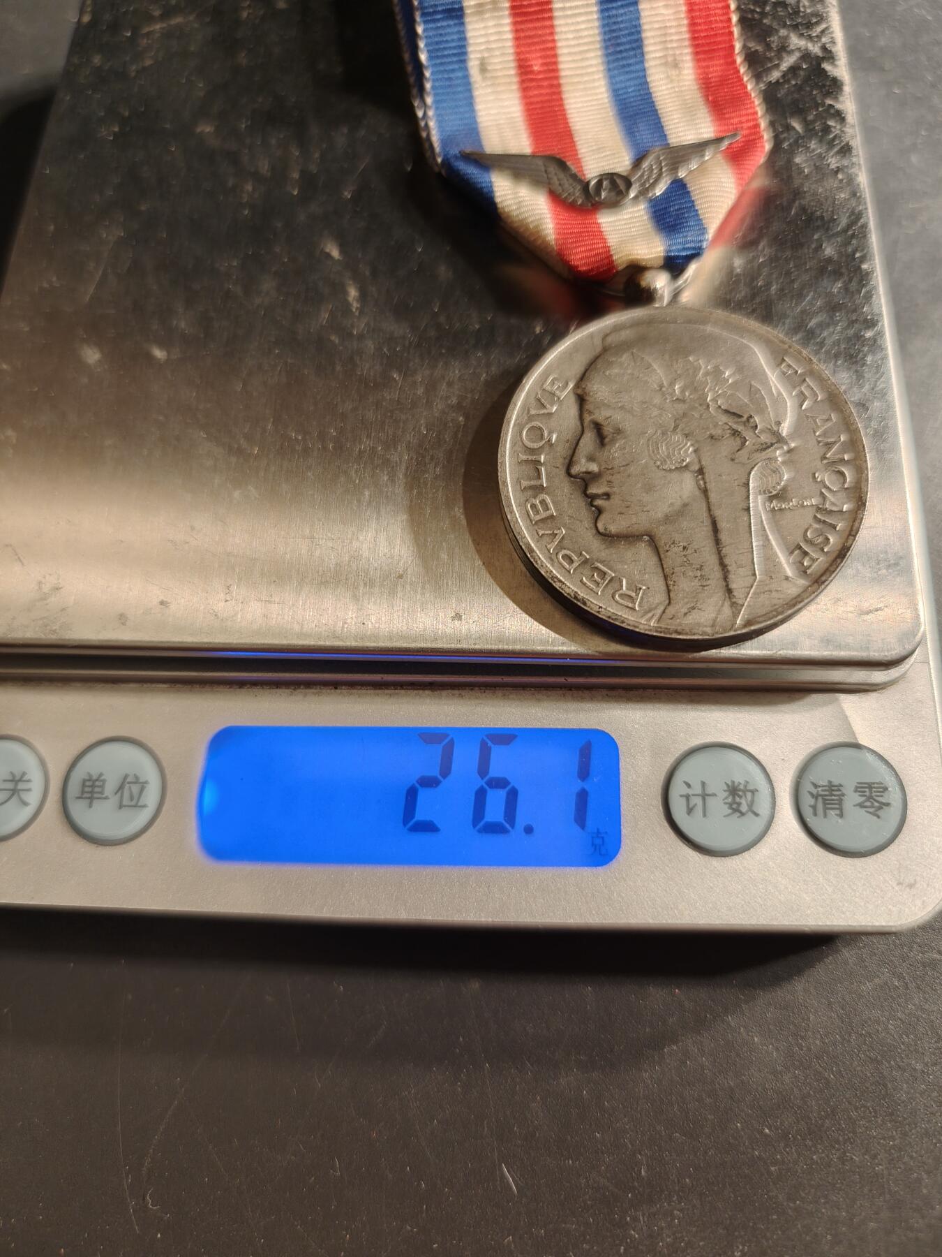 老王徽章第160期 法国银级航空荣誉发展奖章     带空军勋饰      1974年授予     950银     26.4g