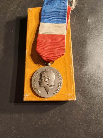 老王徽章第160期 -  法国国防部银级劳工奖章    带纸盒     1987年实发    925银   14.9g