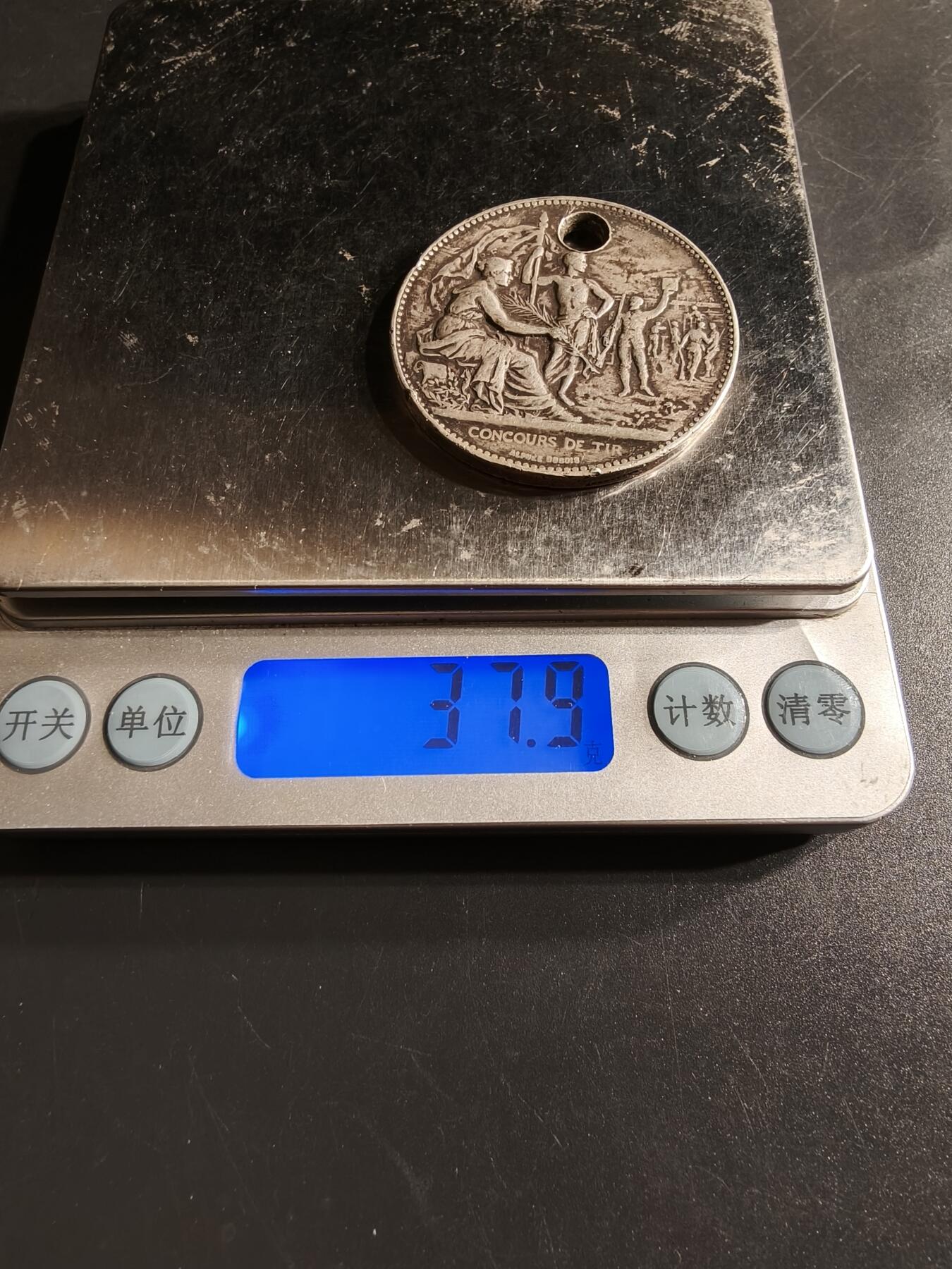 老王徽章第160期  法国圣昆汀设计协会大银章     带盒子   950银    直径41mm.   重量37.9g