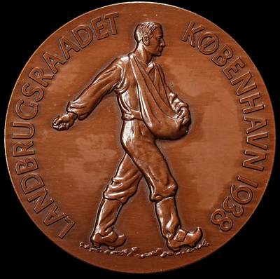 修遠堂世界钱币第九十一期 - 1938年丹麦农业委员会大铜章 50mm，83.49g  边缘小磕碰 带原盒