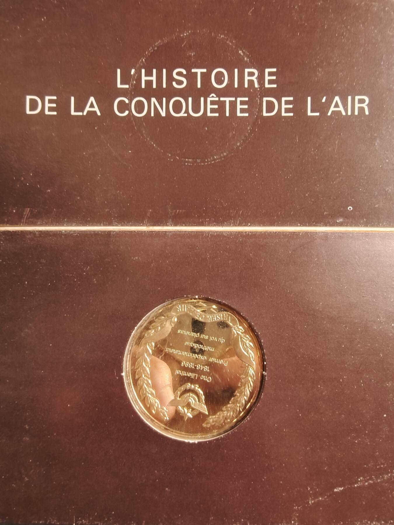 老王徽章第160期 法国发行德国航空先驱奥托·李林塔尔纪念章     原封     直径45mm.     奥托·李林塔尔（1848-1896）是一位德国工程师和航空先驱，被认为是第一位成功进行多次滑翔飞行的“飞行员”。 