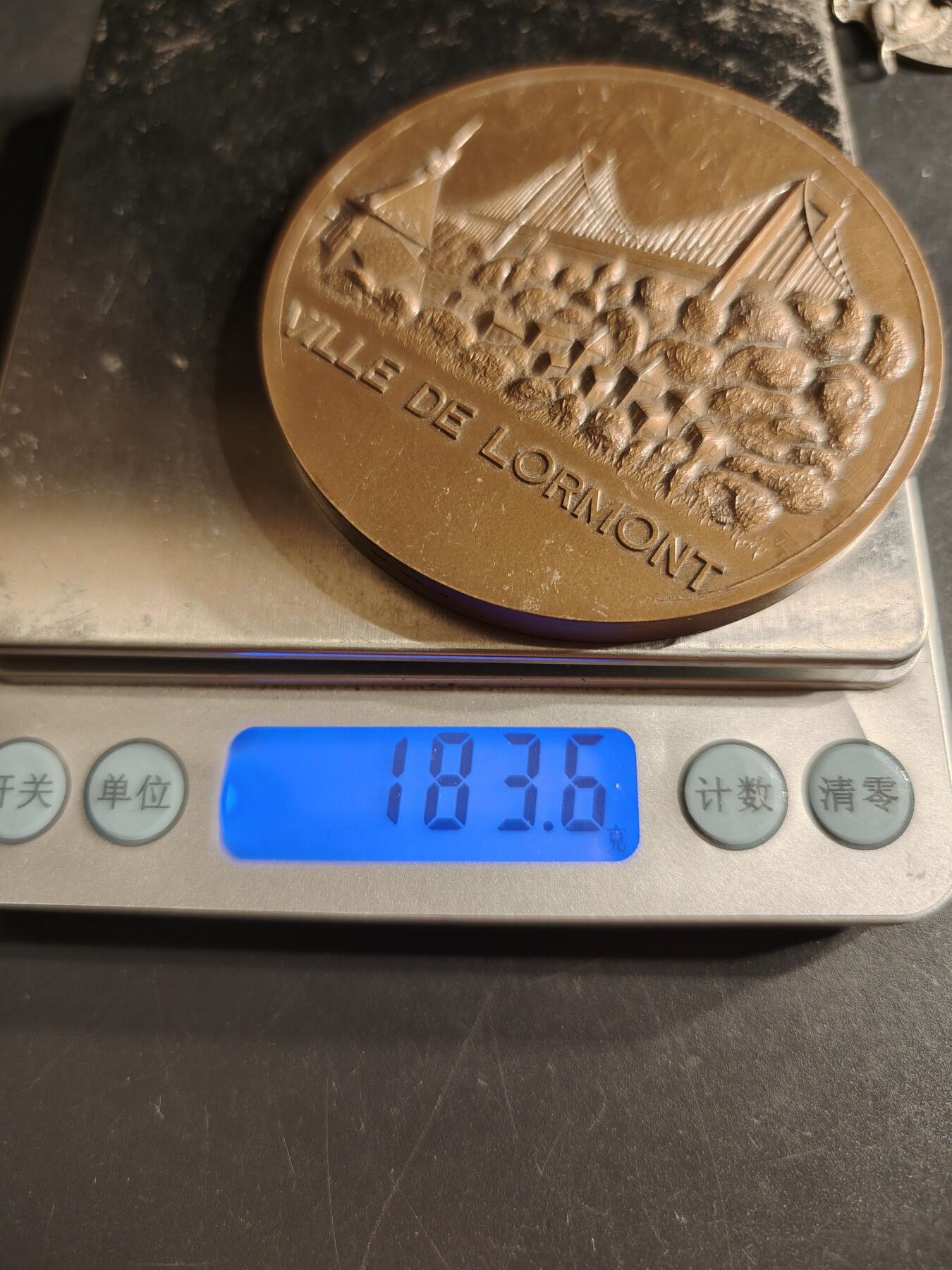 老王徽章第160期 法国洛尔蒙市大铜章     高浮雕     直径72mm.   重量183.6g