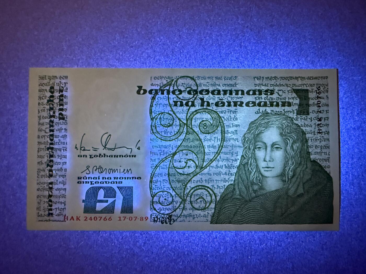 《艾美收藏》第218期-11.2周日外币荟萃 爱尔兰1镑 UNC 1989年 B序列