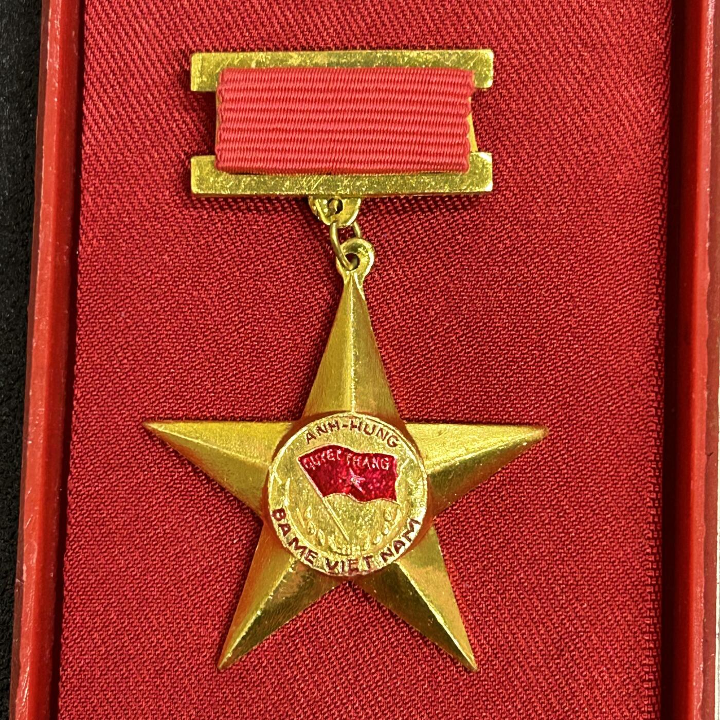 西秦中古拍卖第六十三期 越南母亲金星勋章 第一版越南英雄母亲 带原盒 必须付出非常惨烈的牺牲才可以获得，具体获得条例见图4