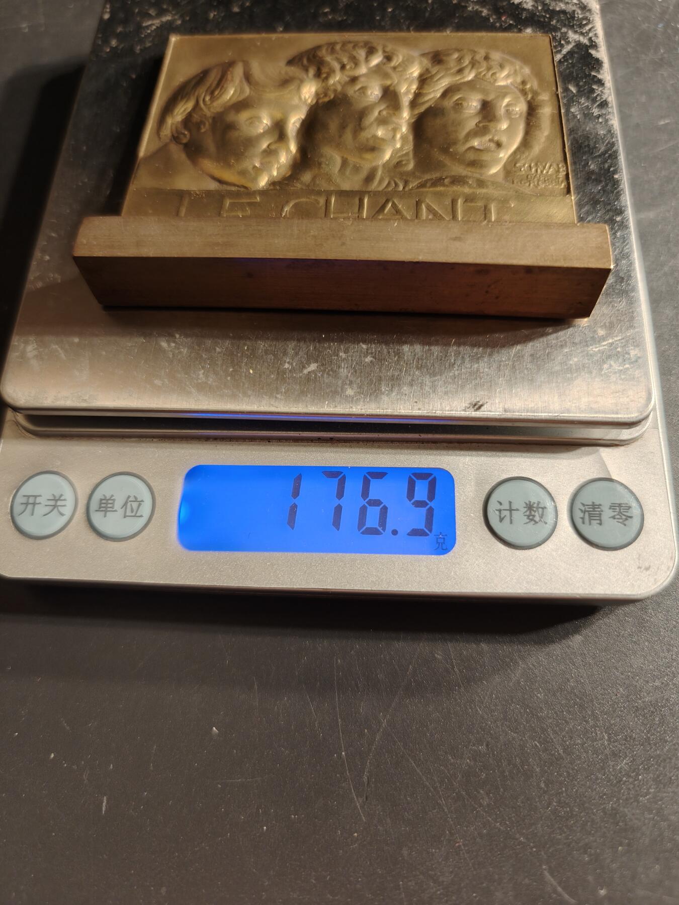 老王徽章第160期  德国“合唱”主题方形大铜章      高浮雕     尺寸：75×60mm.    重量176.9g.    德国雕塑家路德维希·施瓦布作品