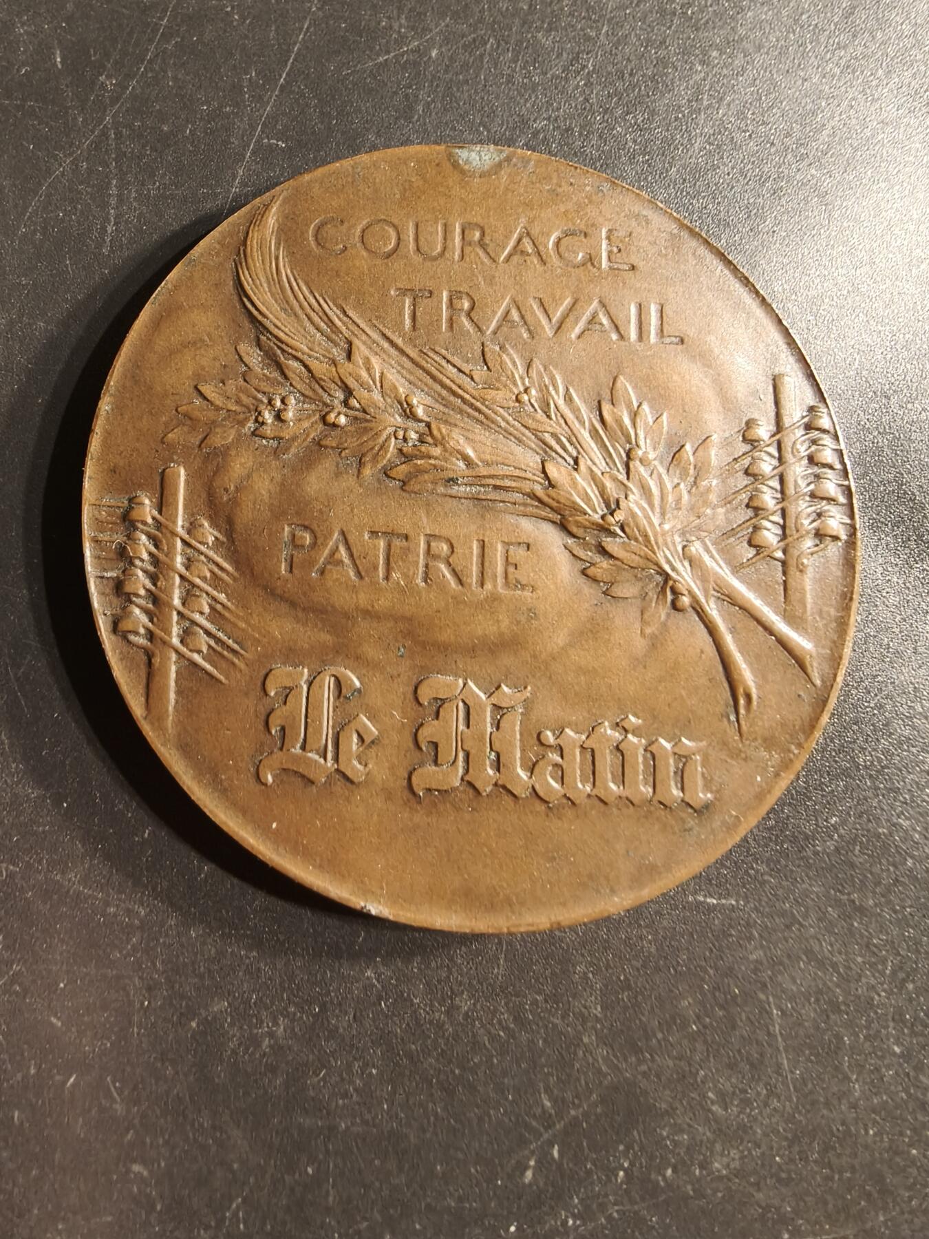 老王徽章第160期  法国晨报报社大铜章      直径50mm.   重量61.6g