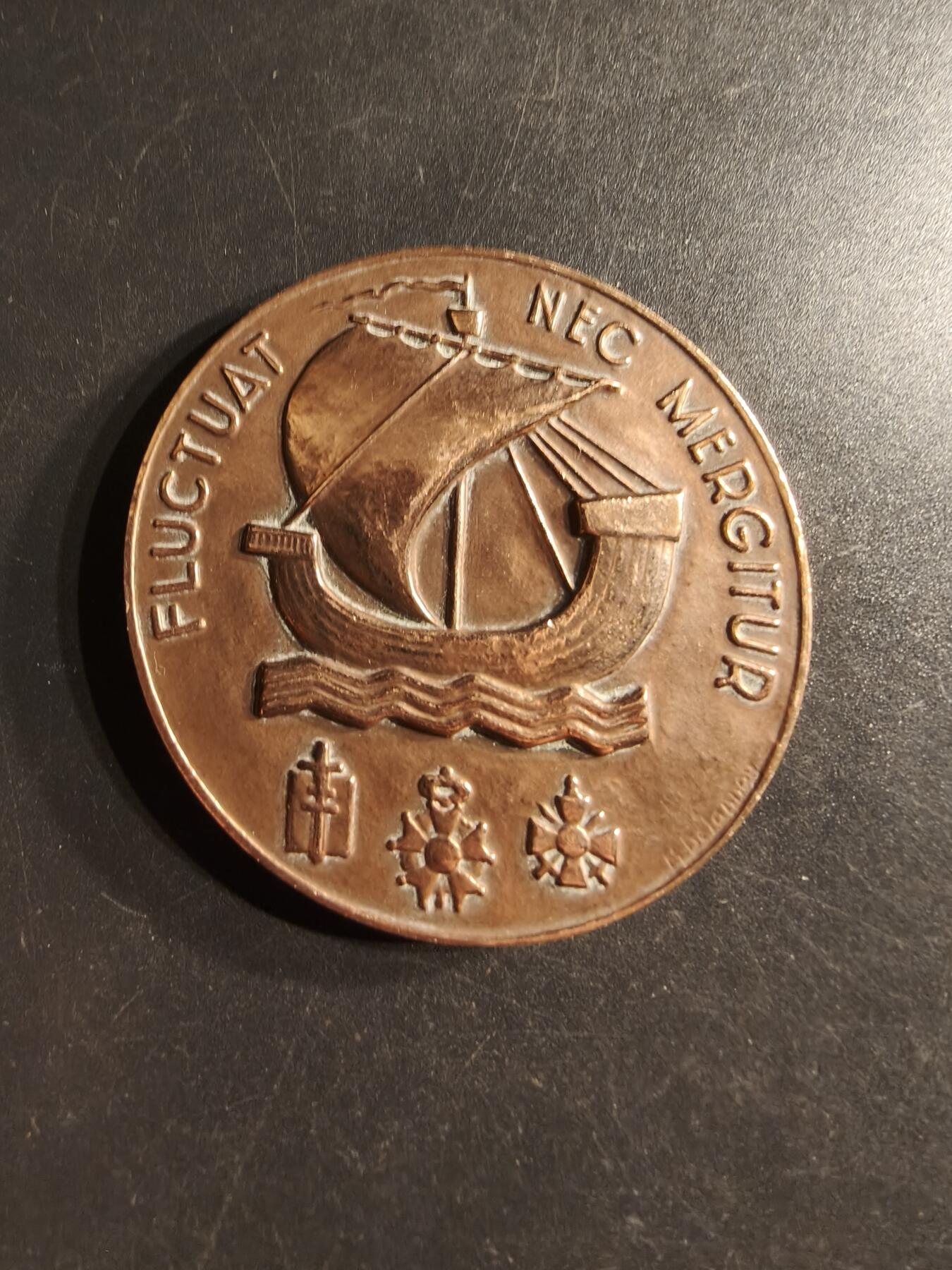 老王徽章第160期  法国巴黎市大铜章     1977年授予     直径50mm.    重量59.4g