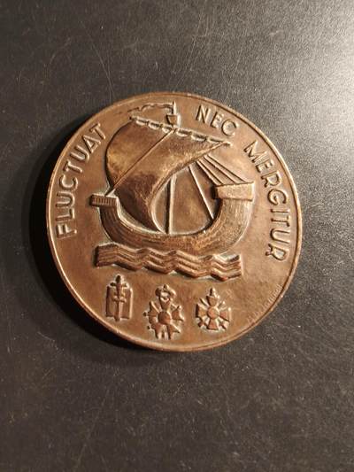 老王徽章第160期 -  法国巴黎市大铜章     1977年授予     直径50mm.    重量59.4g