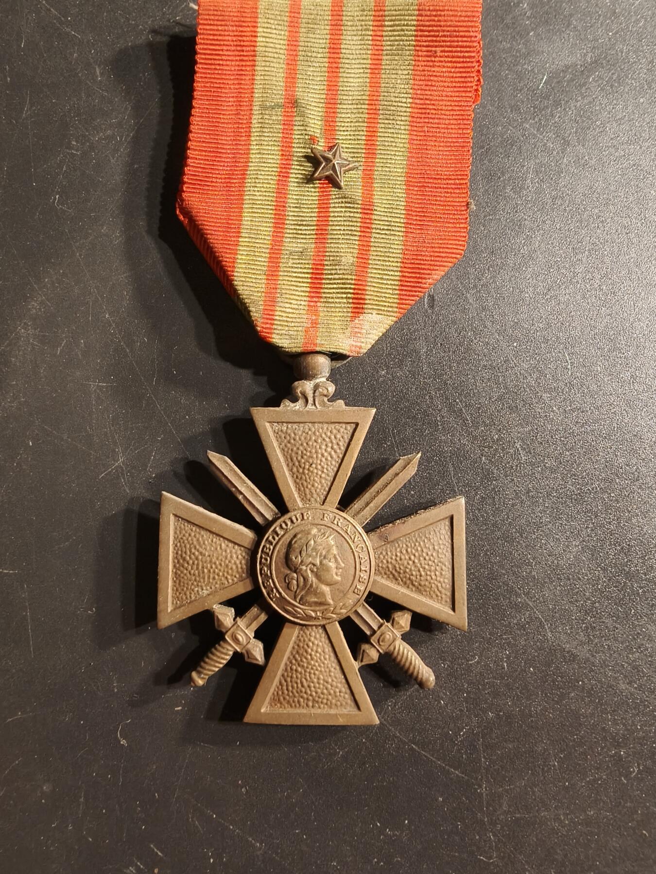 老王徽章第160期  法国1939版战争十字奖章    一颗铜星勋饰