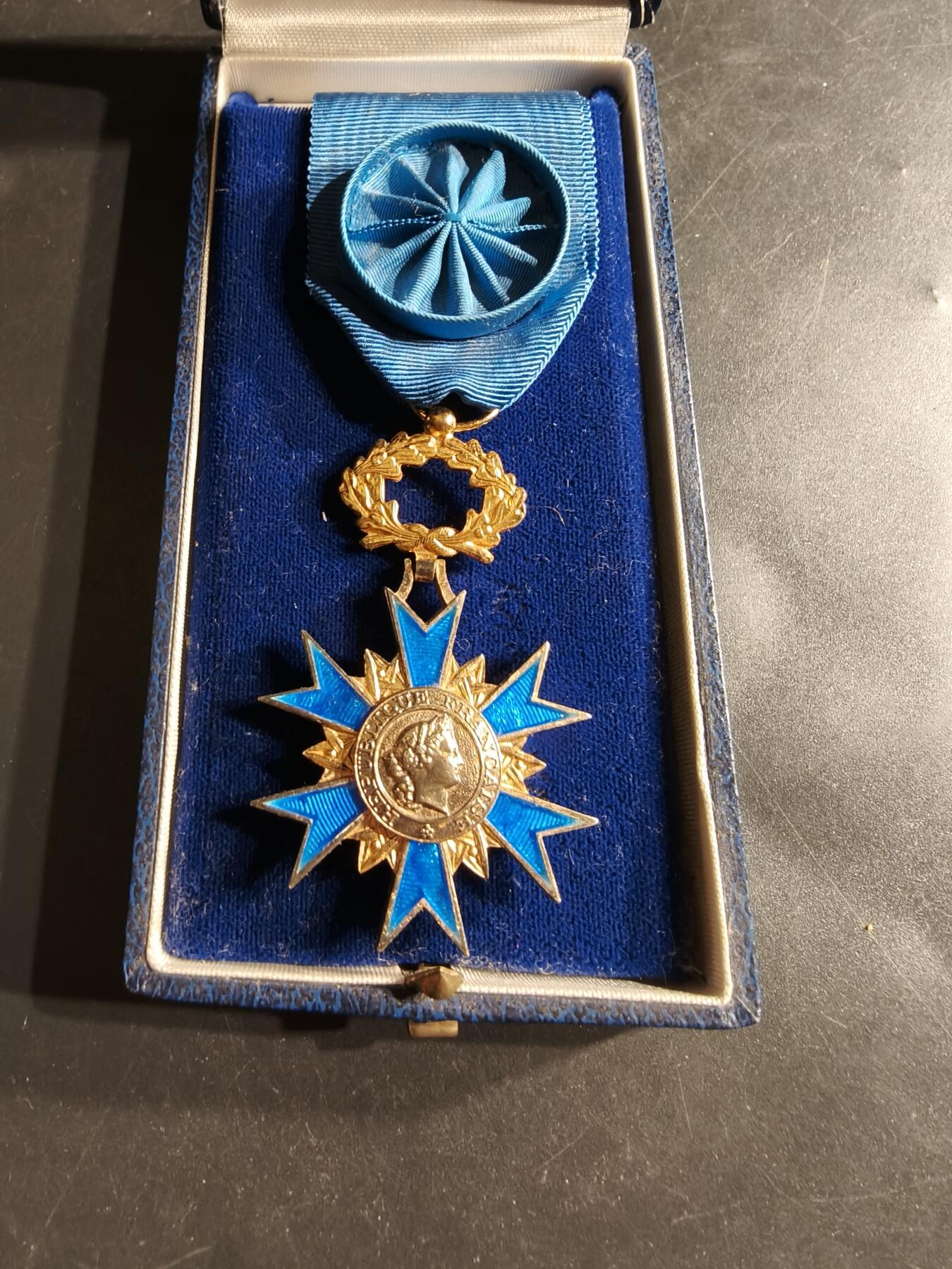 老王徽章第160期 法国军官级国家功勋勋章    925银镀金珐琅     原盒