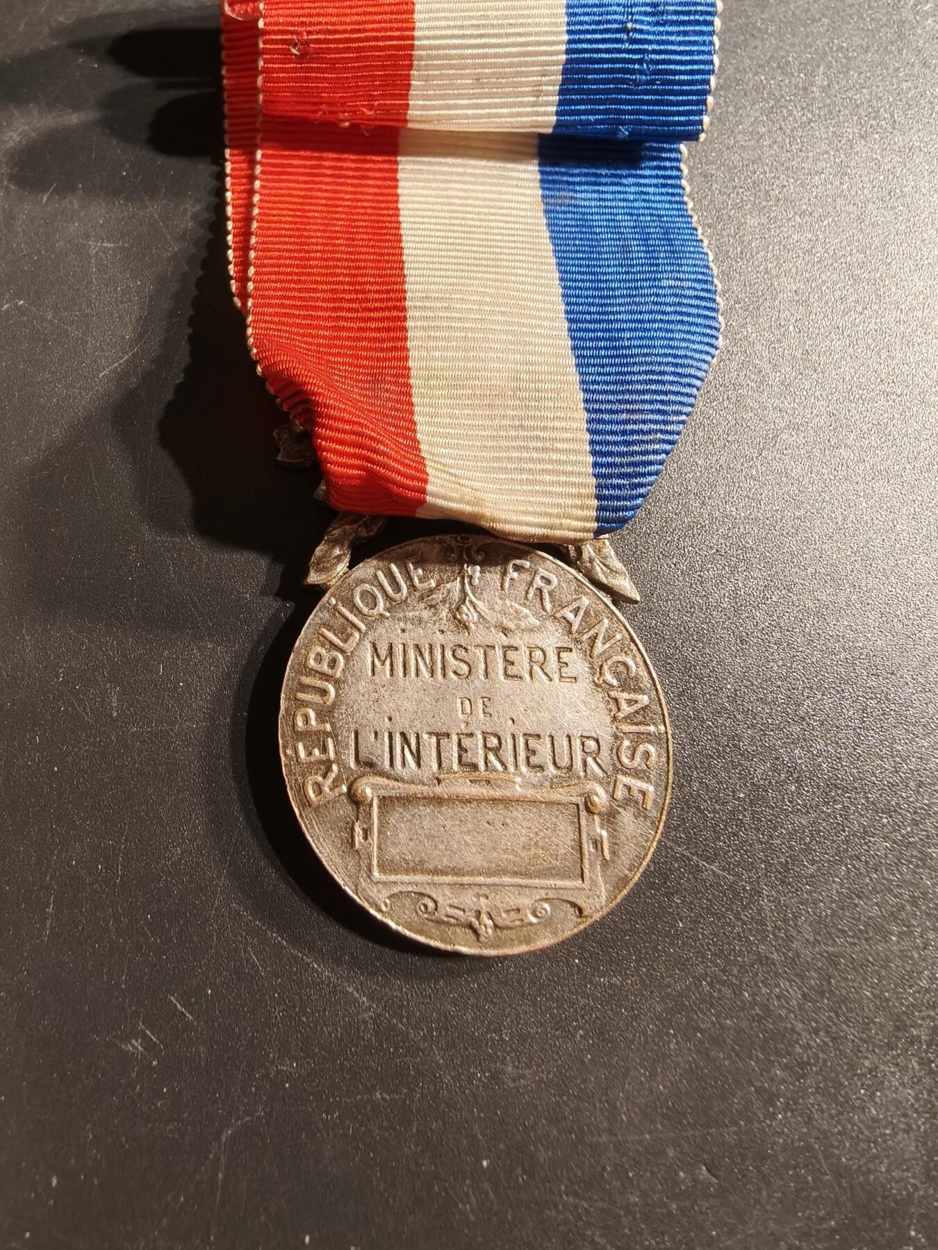 老王徽章第160期  法国银级内务部服役奖章    早期版