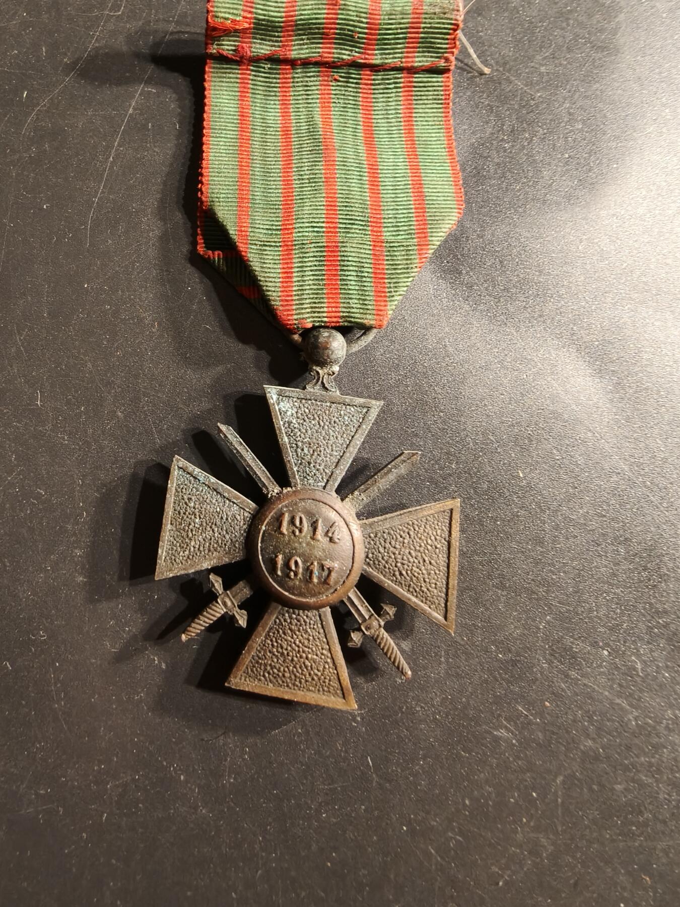 老王徽章第160期  法国1917版战争十字奖章    一颗铜星勋饰