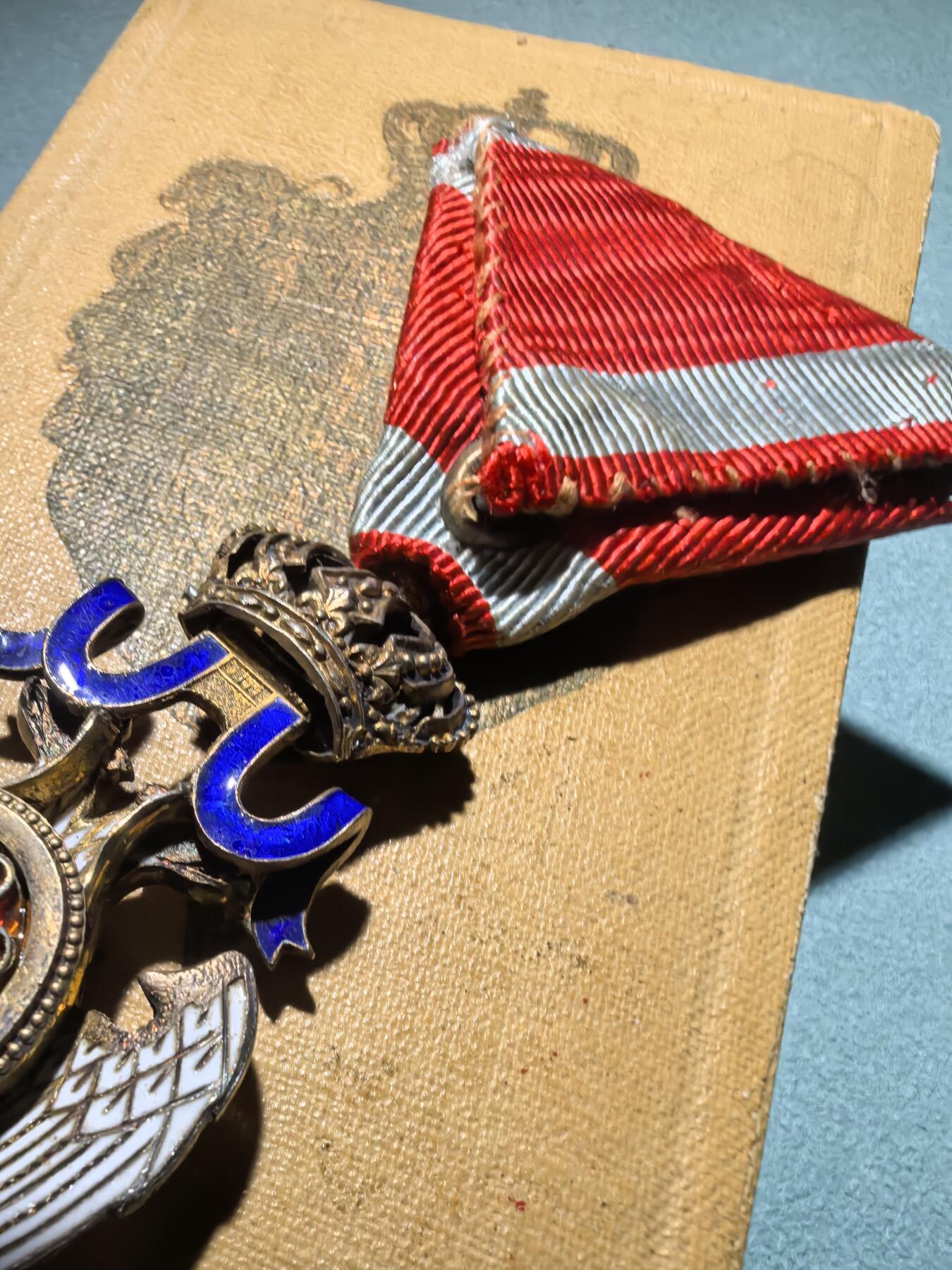 盛世勋华——号角文化勋章邮票专场拍卖第286期 南斯拉夫王国四级白鹰勋章  原盒 相当少见 盒子带法国阿图尔·贝特朗厂标