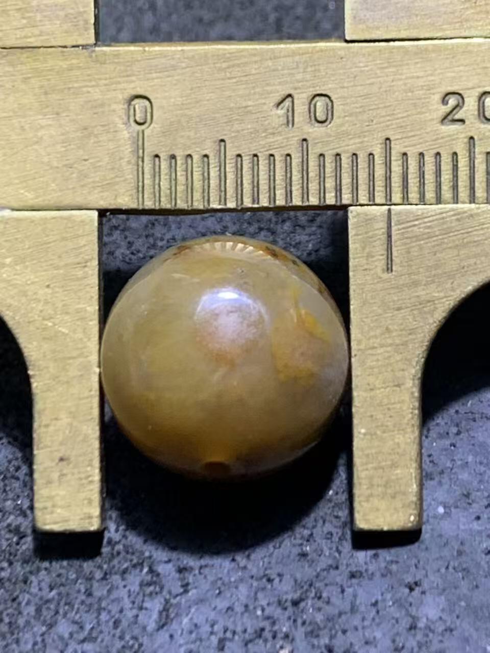 冻料草花纹战国红玛瑙通货随形圆珠一颗，