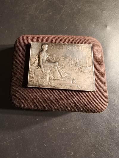 老王徽章第160期 - 法国鲁昂市方形镀银大铜章     带盒子     尺寸48×35mm.    重量53.6g