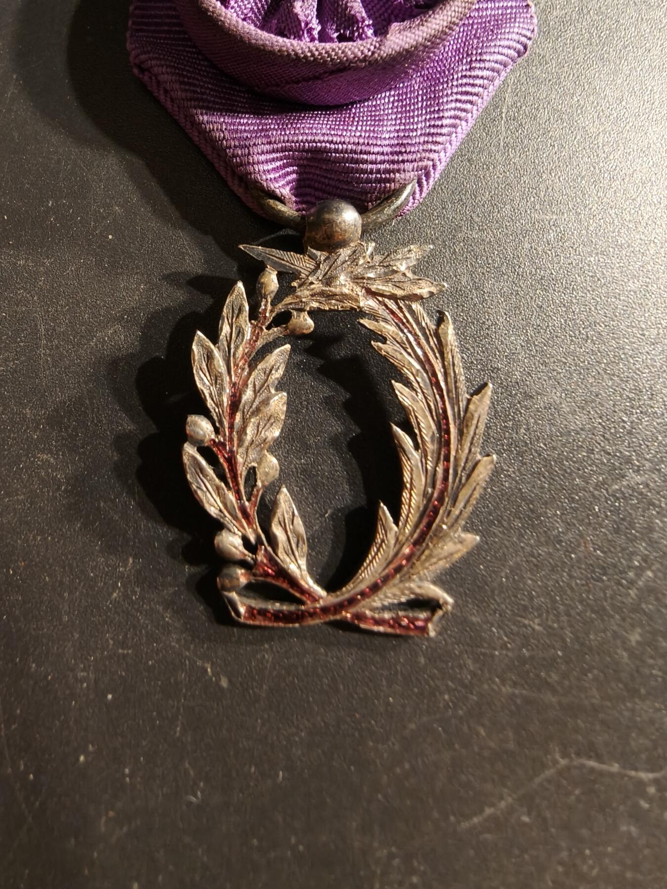 老王徽章第160期 法国军官级棕榈叶勋章    银质珐琅    三共时期    带盒子