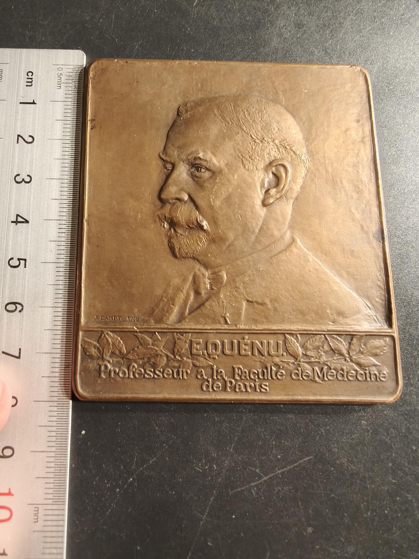 老王徽章第160期 法国巴黎医学院教授保罗•克努方形大铜章     尺寸78×68mm.    重量178.5g