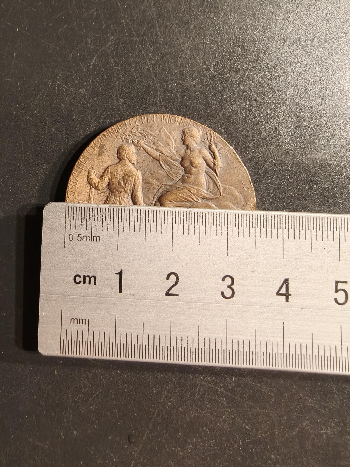 老王徽章第160期  法国射击联盟大铜章      直径36mm.    重量20g