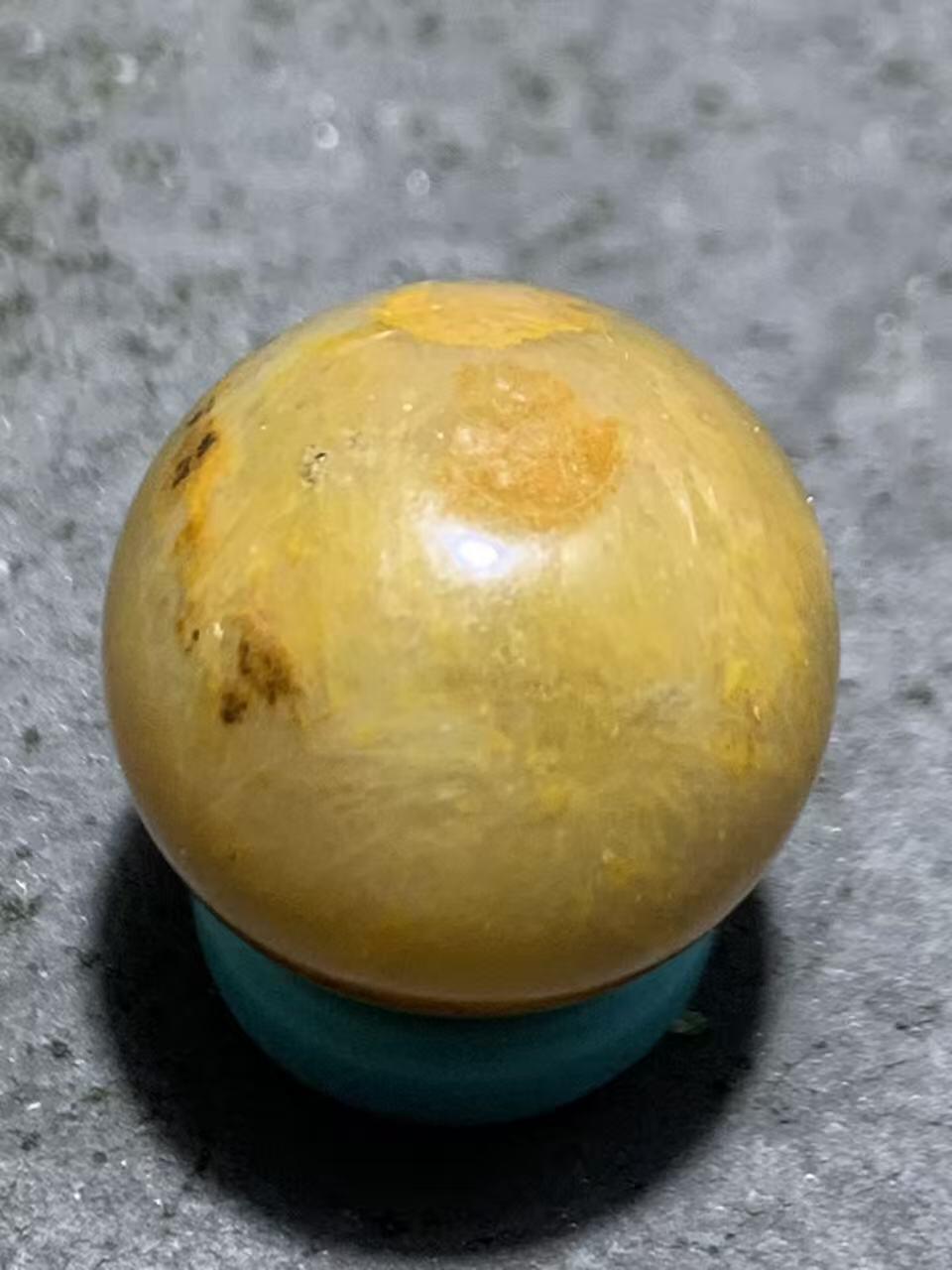 冻料草花纹战国红玛瑙通货随形圆珠一颗，