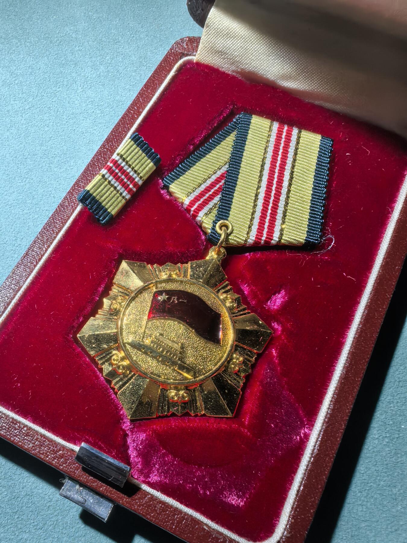 盛世勋华——号角文化勋章邮票专场拍卖第286期 二级英模奖章 原盒带略 带纸盒