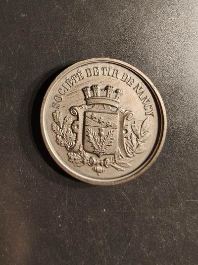 老王徽章第160期 - 法国南锡射击协会镀银铜章     直径32mm.   重量14.3g