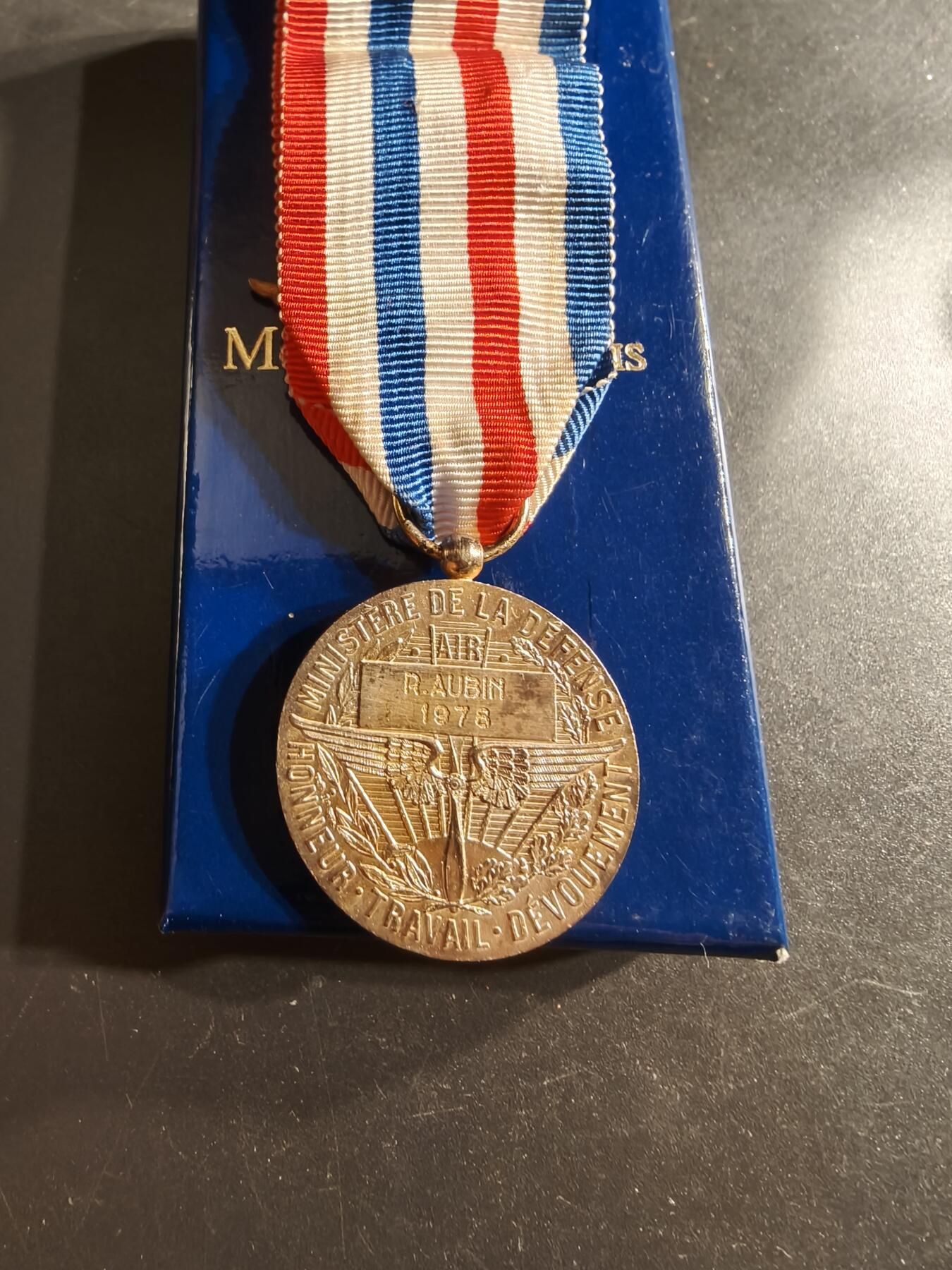 老王徽章第160期 法国金级国防部劳工奖章      1978年实发    925银镀金    带空军勋饰    15.2g.    带盒子 